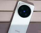 Der Nachfolger des Vivo X200 Ultra, hier im Bild, könnte noch eine Art Geheimwaffe gegen Konkurrenten wie das Xiaomi 17 Ultra ins Feld führen. (Bildquelle: Alexander Fagot, Notebookcheck)