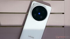 Der Nachfolger des Vivo X200 Ultra, hier im Bild, könnte noch eine Art Geheimwaffe gegen Konkurrenten wie das Xiaomi 17 Ultra ins Feld führen. (Bildquelle: Alexander Fagot, Notebookcheck)