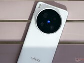 Der Nachfolger des Vivo X200 Ultra, hier im Bild, könnte noch eine Art Geheimwaffe gegen Konkurrenten wie das Xiaomi 17 Ultra ins Feld führen. (Bildquelle: Alexander Fagot, Notebookcheck)