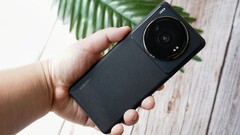 Frühe Hands-On-Bilder vom Xiaomi 12S Ultra zeigen auch, wie dick der Buckel der Leica-Kamera wirklich ist. (Bild: Ice Universe)