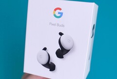 Die Google Pixel Buds A sollen ihren Vorgängern ähnlich sehen, aber komplett Weiß sein. (Bild: Daniel Romero)