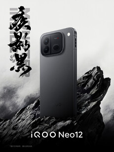 Das iQOO Neo 12 in der Farbvariante Swift Shadow Black.