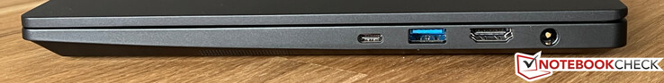 Rechts: USB-C 4.0 mit Thunderbolt 4 (40 GBit/s, DisplayPort-ALT-Modus 1.4, Power Delivery), USB 3.2 Gen.1 (5 GBit/s), HDMI 2.0b, Netzteil