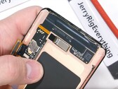 JerryRigEverything-Video zeigt massive Heatpipe des Samsung Galaxy S10 im Teardown.