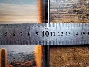 Schmaler Seitengehäuserahmen mit dickeren oberen und unteren Rahmen