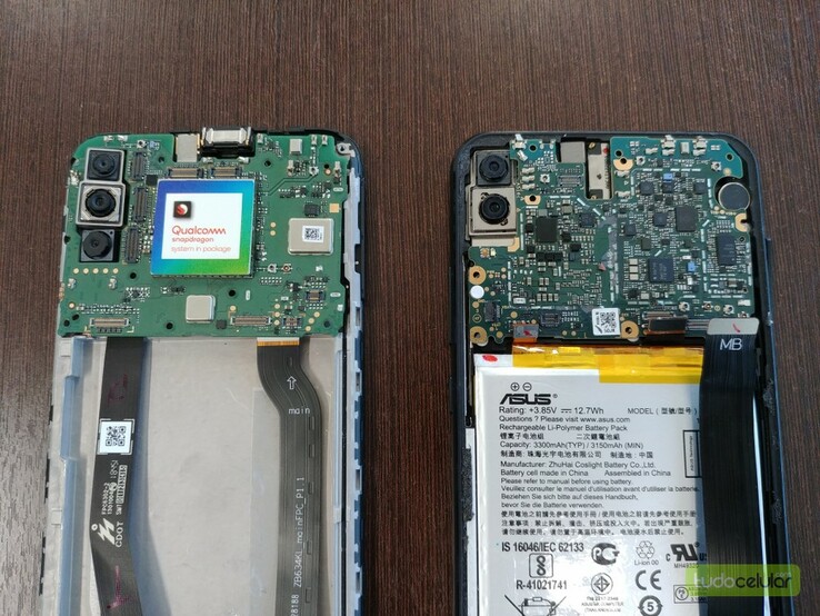 Das Zenfone Max Shot (links) mit SiP1 vs. Zenfone 5 mit Snapdragon 636-SoC.