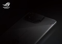 Das Asus ROG Phone 8 erhält offenbar ein deutlich größeres Kameramodul. (Bild: Asus)