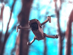 Ein DJI Supportmitarbeiter verrät, was viele bereits am Schirm haben: Die DJI Mini 3 wird recht bald abheben. (Symboldbld: Domagoj Ćosić, editiert)