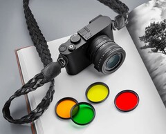 Die Leica Q3 Monochrom kann durch den Schwarzweiß-Sensor sogar mit Farbfiltern verwendet werden.