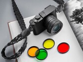 Die Leica Q3 Monochrom kann durch den Schwarzweiß-Sensor sogar mit Farbfiltern verwendet werden.