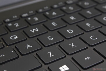 Asus hat die Tastatur in seiner VivoBook-Serie seit Jahren nicht verbessert. Der Hub ist mit 1,4 mm zu flach