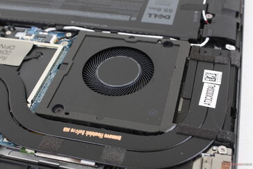 Einzelner Lüfter mit einem Durchmesser von ~45 mm und zwei Kupferheatpipes