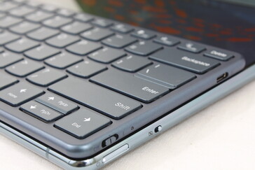 An der rechten Seite des Keyboards ist der Ein-/Ausschalter und ein USB-C-Port zum Laden.