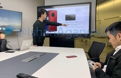 Ein Bild einer hochrangigen OnePlus-Präsentation könnte das Design des OnePlus 7 verraten.