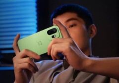 Das OnePlus 15T wird wahlweise in Weiß, in Schwarz oder in schickem Grün angeboten.