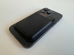 In der mitgelieferten magnetischen Hülle kann das Plaud Note Pro am iPhone angeheftet werden.