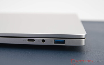 Ninkear S14 - Anschlüsse auf der rechten Seite