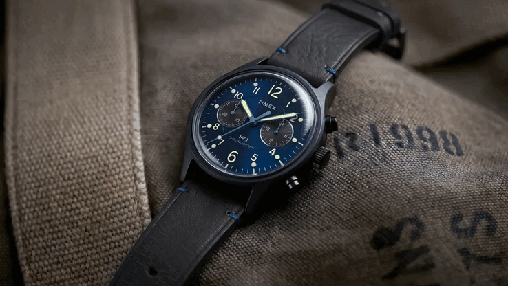 Beide Modelle besitzen ein 40 mm großes Gehäuse mit einer Bandanstoßbreite von 46,5 mm, einer Höhe von 9,5 mm sowie einem gewölbten Acrylglas