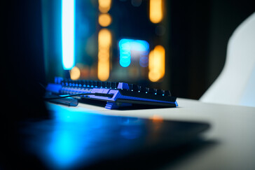 Ansteckbare Füße verbessern auf Wunsch die Ergonomie und dienen gleichzeitig als Werkzeug zum Austausch der Tastenkappen und Switches.