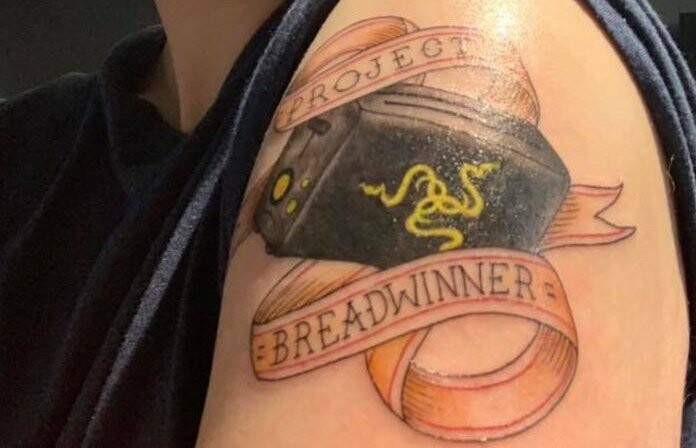 Zwölf Fans haben sich den Aprilscherz-Toaster tatsächlich tätowiert. (Bild: Give us the Razer Toaster, Facebook)