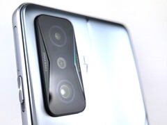 Das Poco F4 GT bietet eine Menge Smartphone fürs Geld. Sehr erfreulich ist das 120W-Netzeteil, welches bereits dem Xiaomi-Handy beiliegt. 