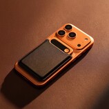 Passend zum neuen iPhone gibt es den KI-Rekorder auch in Orange.
