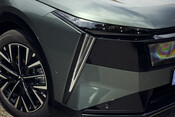 DS No 7: An der Front des Premium-Elektroautos sorgt der beleuchtete Luminascreen für eine unverkennbare Lichtsignatur.