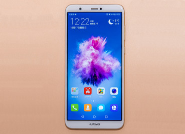 Es hat ein 5,65 Zoll Display im aktuellen 18:9-Format