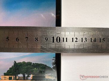 Während die seitlichen Displayränder schmal sind, sind der obere und untere Displayrand größer geraten