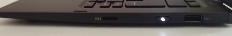 Links: MicroSD-Leser, Power-Button, 1x USB-A 3.2 Gen1