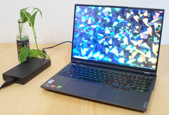 Das helle QHD-Display ist ein echtes Highlight es günstigen Lenovo Legion 5 Pro 16 (Bild: Marc Herter)
