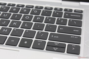 Die Auf- und Abpfeiltasten sind im Vergleich zu den größeren Links- und Rechtspfeiltasten weiterhin klein und schwammig