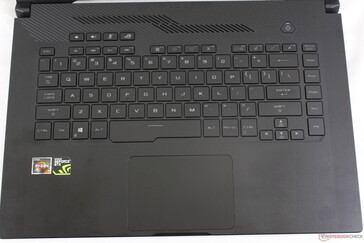 Ähnliches Tastatur-Layout wie beim GX501, inklusive dedizierter Lautstärketasten und Armoury-Crate-Tasten an der Oberseite. Die Pfeiltasten sind sehr eng