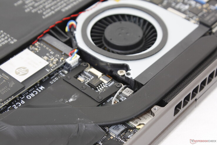 Nicht abnehmbares Intel AX210 Wi-Fi 6E WLAN-Modul, das unter dem Kupferwärmerohr versteckt ist