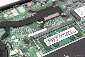 Einzelner SODIMM-Steckplatz für bis zu 16 GB. Zusammen mit dem verlöteten RAM sind insgesamt bis zu 32 GB möglich