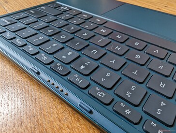 Die Tastatur hat zwei Verbindungsmöglichkeiten: physisch oder via Bluetooth