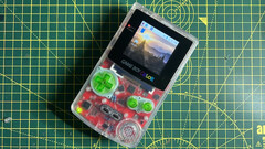 Ein komplett zusammengebautes ReBoy-Kit mit separat zu kaufendem Raspberry Pi Zero und GameBoy Color Gehäuse (Bild: Kickstarter).