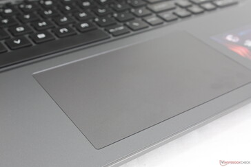 Das Clickpad ist weniger schwammig als beim GP66, aber immer noch ein Magnet für Fingerabdrücke