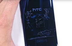 Das HTC U Ultra wird von JerryRigEverything mit Picks, Feuer und Bendtests traktiert.