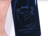 Das HTC U Ultra wird von JerryRigEverything mit Picks, Feuer und Bendtests traktiert.