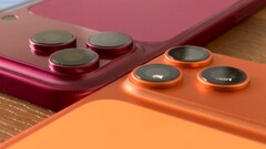 Ein Plastik-Modell des iPhone 18 Pro Max im Direktvergleich mit dem iPhone 17 Pro Max und entsprechenden Hüllen.