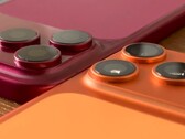 Ein Plastik-Modell des iPhone 18 Pro Max im Direktvergleich mit dem iPhone 17 Pro Max und entsprechenden Hüllen.