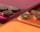 Ein Plastik-Modell des iPhone 18 Pro Max im Direktvergleich mit dem iPhone 17 Pro Max und entsprechenden Hüllen.