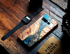 Carved fertigt Schutzhüllen aus Holz und Harz, wodurch jede Hülle ein Unikat ist. (Bild: Carved)