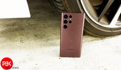 Das Samsung Galaxy S22 Ultra ist dank Armor Aluminium und Gorilla Glass Victus+ äußerst robust. (Bild: PBKreviews)