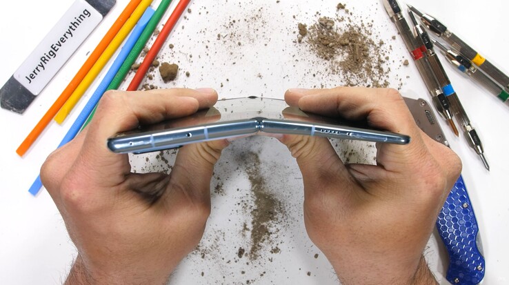 Bricht das Huawei Mate X2 wenn man es in die falsche Richtung faltet?