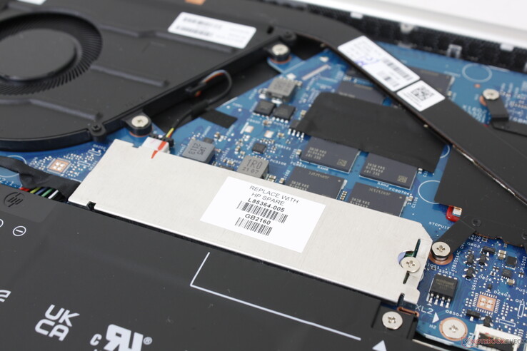 Die M.2 PCIe 3 2280 SSD wird durch eine Aluminiumplatte geschützt. Es gibt keine internen sekundären Speicheroptionen