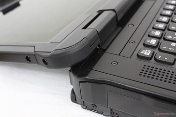 Die Scharniere öffnen sich um volle 180 Grad und mehr. Die Scharniersteifigkeit ist ausgezeichnet, in keinem Winkel ein Wackeln