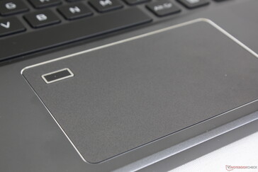 Glattes Touchpad mit Chrom-Umrandung und Fingerabdruckscanner in der Ecke