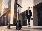 Ninebot Max G3 Pro in KI-generierter Stadtlandschaft